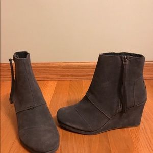 Tom’s wedge booties